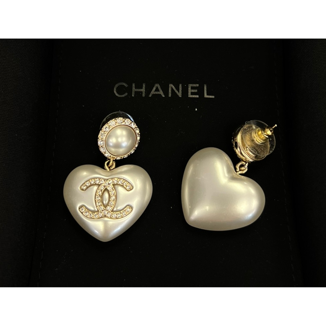 Chanel Pearl Heart Earrings (21B)