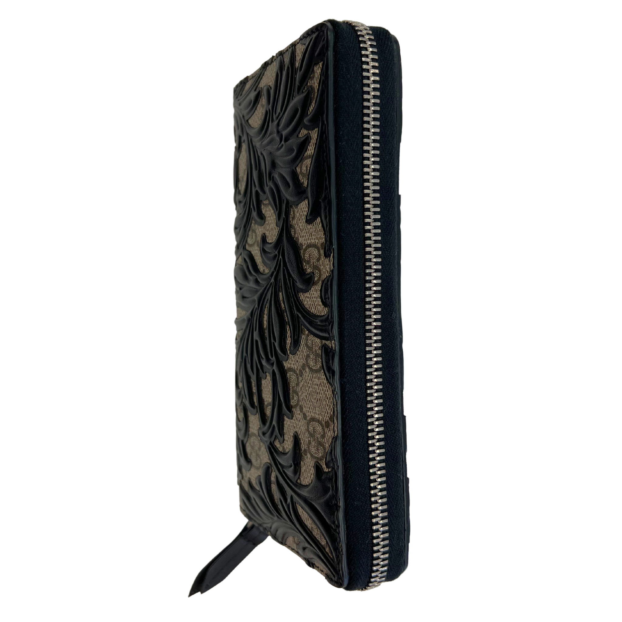 Gucci Supreme Monogram Arabesque Wallet