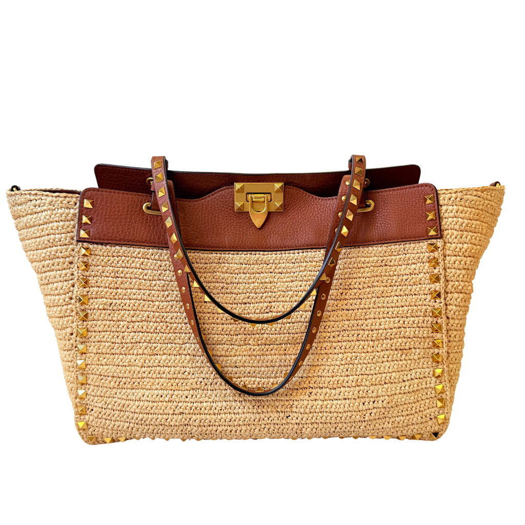【関税&送料込】Valentino Garavani Raffia Rockstud Handbag Rockstud Small raffia shoulder bag in neutrals - Valentino